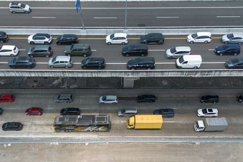 Sejumlah kendaraan terjebak kemacetan di Tol Jakarta-Cikampek dan Jalan Layang Tol Sheikh Mohammed bin Zayed (MBZ), Cikarang, Kabupaten Bekasi, Jawa Barat, Kamis (19/3/2026). Foto: Darryl Ramadhan/ANTARA FOTO