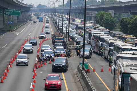 Kendaraan pribadi (kiri) menggunakan jalur rekayasa lalu lintas lawan arah atau contraflow untuk menghindari kemacetan di Jalan Tol Jakarta-Cikampek KM 47 di Karawang, Jawa Barat, Kamis (19/3/2026). Foto: Fakhri Hermansyah/ANTARA FOTO