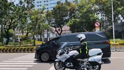 Mobil Lexus dengan plat nomor B 2734 ZZR meninggalkan Istana Merdeka, Jakarta, Kamis (19/3/2026).