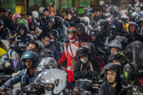 Seorang pemudik berkostum pahlawan super, Aji Pangestu (tengah) menunggu antrean masuk loket tiket di Pelabuhan Ciwandan, Kota Cilegon, Banten, Kamis (19/3/2026). Foto: Muhammad Bagus Khoirunas/ANTARA FOTO