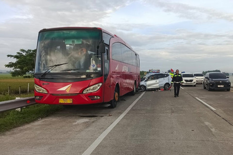 Kecelakaan bus dengan mobil di Tol PPTR KM 290 jalur B, wilayah Desa Suradadi, Kecamatan Suradadi, Kabupaten Tegal, Kamis (19/3/2026). Foto: Dok. Istimewa
