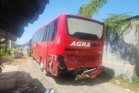 Kecelakaan bus dengan mobil di Tol PPTR KM 290 jalur B, wilayah Desa Suradadi, Kecamatan Suradadi, Kabupaten Tegal, Kamis (19/3/2026). Foto: Dok. Istimewa