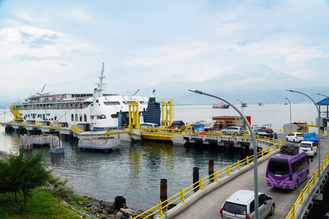 Kendaraan yang hendak naik ke kapal ferry di Pelabuhan Gilimanuk, Bali. Foto: Dok. ASDP