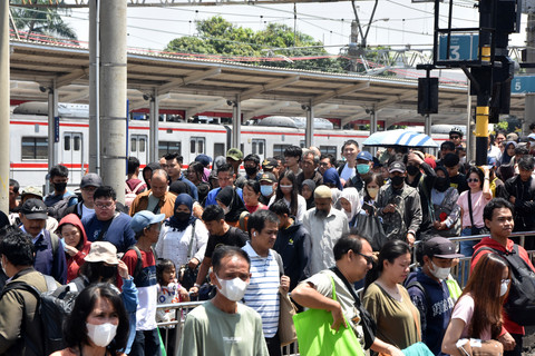 Sejumlah penumpang KRL Commuter Line berjalan di peron Stasiun Bogor, Jawa Barat. Foto: Arif Firmansyah/ANTARA FOTO