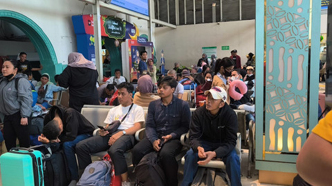 Situasi kepadatan penumpang di ruang tunggu penumpang Stasiun Pasar Senen, Kamis (19/3/2026). Foto: Jeni Ritanti/kumparan