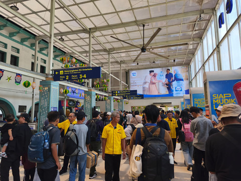 Situasi kepadatan penumpang di ruang tunggu penumpang Stasiun Pasar Senen, Kamis (19/3/2026). Foto: Jeni Ritanti/kumparan