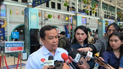 Manager Humas PT KAI Daop 1 Jakarta, Franoto Wibowo, saat memberikan keterangan terkait arus mudik di wilayah Daop 1 Jakarta, di Stasiun Pasar Senen, Jakarta Pusat, Kamis (19/3/2026). Foto: Jeni Ritanti/kumparan