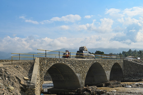Kendaraan melintas di jembatan Aih Bobo yang telah rampung dikerjakan di Desa Aih Bobo, Dabun Gelang, Kabupaten Gayo Lues, Aceh, Kamis (19/3/2026). Foto: Muhammad Adimaja/ANTARA FOTO