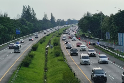 Kendaraan pemudik melintas di Tol Cikopo-Palimanan (Cipali) KM 166, Kamis (19/3/2026). Foto: kumparan