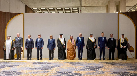 Foto bersama para menteri negara-negara Arab dan Islam dalam pertemuan keamanan regional di Riyadh, Arab Saudi, Kamis (19/3/2026). Foto: Saudi Press Agency/Handout via REUTERS