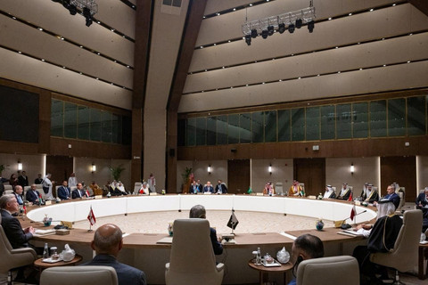 Tampak umum para menteri negara-negara Arab dan Islam dalam pertemuan keamanan regional di Riyadh, Arab Saudi, Kamis (19/3/2026). Foto: Saudi Press Agency/Handout via REUTERS