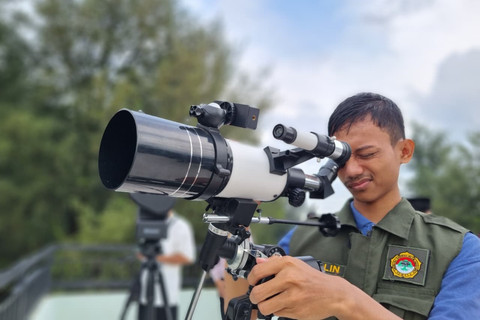 Petugas mengamati posisi hilal di Gedung Kementerian Agama Kantor Wilayah Aceh dan Observatorium Hilal Teungku Chiek Kuta Karang, Lhoknga, Kabupaten Aceh Besar, Kamis (19/3/2026). Foto: kumparan
