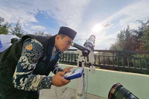Petugas mengamati posisi hilal di Gedung Kementerian Agama Kantor Wilayah Aceh dan Observatorium Hilal Teungku Chiek Kuta Karang, Lhoknga, Kabupaten Aceh Besar, Kamis (19/3/2026). Foto: kumparan