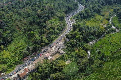 Foto udara kendaraan pemudik antre melintas saat puncak arus mudik H-2 Lebaran di Jalan Gentong Bawah, Kabupaten Tasikmalaya, Jawa Barat, Kamis (19/3/2026). Foto: Adeng Bustomi/ANTARA FOTO