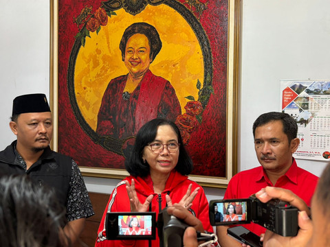 Ketua DPP PDIP Perjuangan (tengah) didampingi Ketua DPC PDIP Kota Yogya, Eko Suwanto, saat memberi keterangan pers di kantor DPC PDIP, Rabu (18/3). Foto: Mawar BS