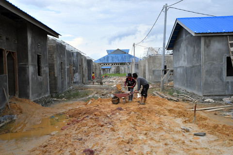 Pekerja menyelesaikan pembangunan hunian tetap warga penyintas bencana di Pinang Sori, Kabupaten Tapanuli Tengah, Sumatera Utara, Kamis (19/3/2026).  Foto: Yudi Manar/ ANTARA FOTO