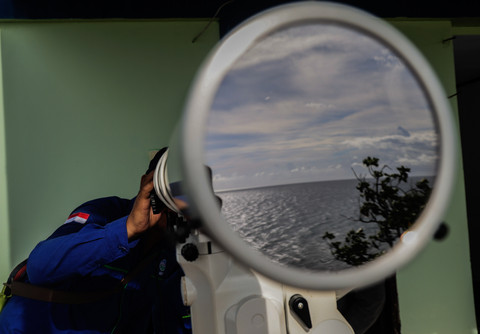 Petugas Badan Meteorologi dan Geofisika (BMKG) mengamati posisi hilal dengan alat teleskop di Gedung Observasi Hilal BMKG Kelurahan Afe Taduma, Ternate, Maluku Utara, Kamis (19/3/2026). Foto: Andri Saputra/ANTARA FOTO