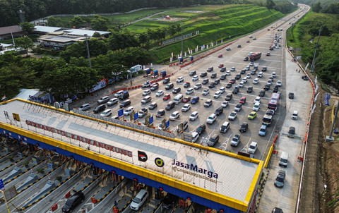 Foto udara sejumlah kendaraan pemudik antre melintas di Gerbang Tol (GT) Kalikangkung, Semarang, Jawa Tengah, Kamis (19/3/2026).  Foto: Makna Zaezar/ANTARA FOTO
