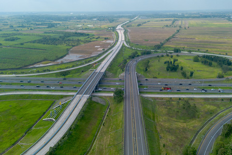 Foto udara sejumlah kendaraan melintas di ruas tol Cikopo-Palimanan (Cipali), Majalengka, Jawa Barat, Kamis (19/3/2026). Foto: Dedi Suwidiantoro/ANTARA FOTO