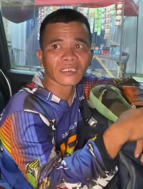 Arifin, pemudik dari Riau jalan kaki ke Surabaya demi bertemu ibu yang sakit.  Foto: Dok. Polres Karawang