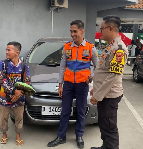 Arifin, pemudik dari Riau jalan kaki ke Surabaya demi bertemu ibu yang sakit.  Foto: Dok. Polres Karawang