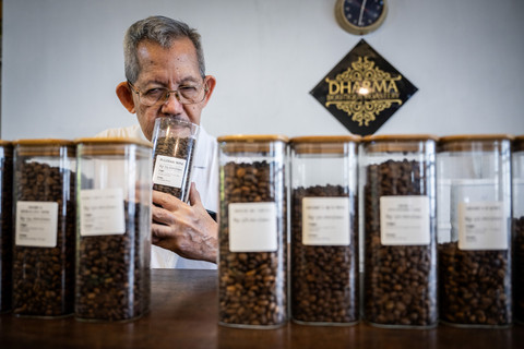 Pemilik rumah kopi Dharma Boutique Roastery generasi ketiga Hidayat Basuki Dharmowiyono mencium aroma biji kopi yang siap jual di Dharma Boutique Roastery, Wotgandul Barat, Kranggan, Semarang, Jawa Tengah, Kamis (19/3/2026).  Foto: Bayu Pratama S/ANTARA FOTO