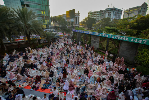 Umat muslim melaksanakan salat Idul Fitri 1447 Hijriah di Kantor PP Muhammadiyah, Jakarta, Jumat (20/3/2026). Foto: Muhammad Iqbal/ANTARA FOTO