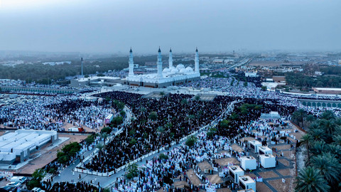Jemaah membanjiri Masjid Quba di Madinah untuk menunaikan salat Idul Fitri, Jumat (20/3/2026). Foto: X/ @imarat_almadina