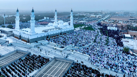 Jemaah membanjiri Masjid Quba di Madinah untuk menunaikan salat Idul Fitri, Jumat (20/3/2026). Foto: X/ @imarat_almadina