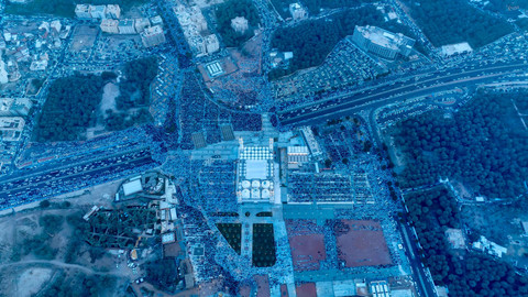 Jemaah membanjiri Masjid Quba di Madinah untuk menunaikan salat Idul Fitri, Jumat (20/3/2026). Foto: X/ @imarat_almadina