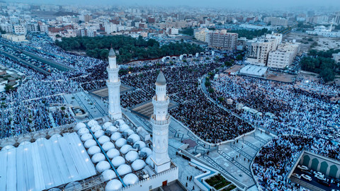Masjid Quba di Madinah pada salat Idul Fitri, Jumat (20/3/2026). Masjid ini dibangun pada tahun 1 Hijriah atau tahun 622 M oleh Nabi Muhammad Saw dengan tangannya langsung..Foto: X/ @imarat_almadina