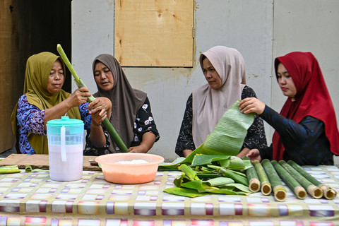 Warga memasukan beras ketan ke dalam wadah bambu saat membuat lemang di Desa Agusen, Blangkejeren, Gayo Lues, Aceh, Jumat (20/3/2026).  Foto: Muhammad Adimaja/ANTARA FOTO