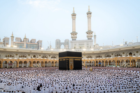 Umat muslim melaksanakan salat Idul Fitri 1447 H di Masjidil Haram, Makkah, Arab Saudi, pada Jumat (20/3).  Foto: X/@alharamainSA