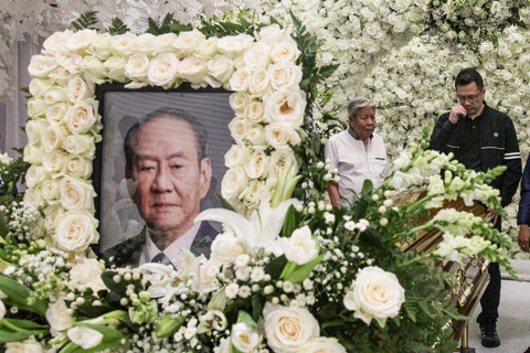 Anak dari pengusaha Michael Bambang Hartono, Roberto Setiabudi Hartono (kanan) menghadiri persemayaman ayahnya di Grand Heaven, Jakarta, Jumat (20/3/2026). Foto: Darryl Ramadhan/ANTARA FOTO