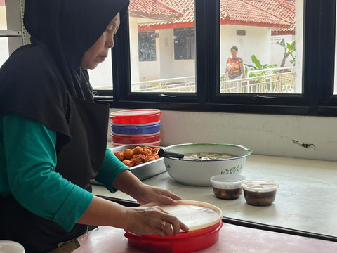 Sri, petugas dapur Sentra Terpadu Pangudi Luhur (STPL) milik Kemensos di Bekasi. Foto: Dok. Kemensos