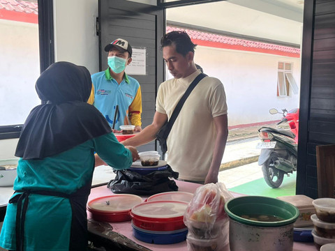Sri, petugas dapur Sentra Terpadu Pangudi Luhur (STPL) milik Kemensos di Bekasi. Foto: Dok. Kemensos