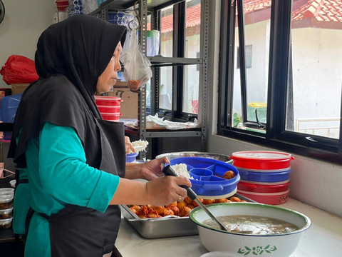 Sri, petugas dapur Sentra Terpadu Pangudi Luhur (STPL) milik Kemensos di Bekasi. Foto: Dok. Kemensos