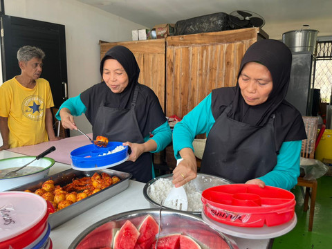 Sri, petugas dapur Sentra Terpadu Pangudi Luhur (STPL) milik Kemensos di Bekasi. Foto: Dok. Kemensos