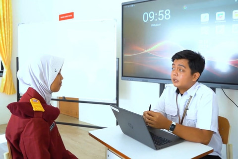 Pandu Dewa Patra, guru Sekolah Rakyat Terintegrasi (SRT) 12 Kepulauan Anambas, Provinsi Kepulauan Riau. Foto: Kemensos RI
