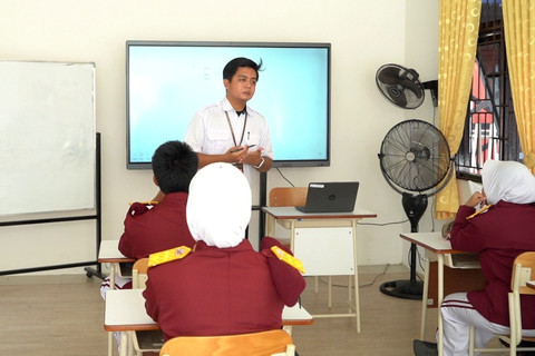 Pandu Dewa Patra, guru Sekolah Rakyat Terintegrasi (SRT) 12 Kepulauan Anambas, Provinsi Kepulauan Riau. Foto: Kemensos RI