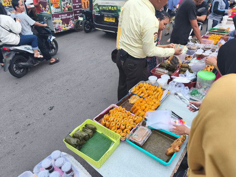Hani (40) salah seorang penjual takjil yang masih berjualan di penghujung Ramadan, saat ditemui di sekitar kawasan Bendungan Hilir, Jakarta Pusat, Jumat (20/3/2026).  Foto: Jeni Ritanti/kumparan