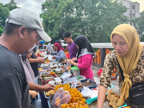 Hani (40) salah seorang penjual takjil yang masih berjualan di penghujung Ramadan, saat ditemui di sekitar kawasan Bendungan Hilir, Jakarta Pusat, Jumat (20/3/2026).  Foto: Jeni Ritanti/kumparan