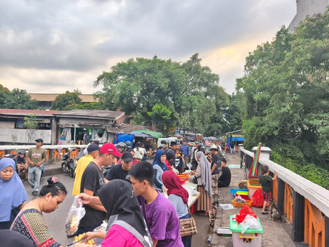 Lapak takjil di kawasan Bendungan Hilir, Jakarta Pusat, masih dipadati pembeli di penghujung Ramadan, Jumat (20/3/2026).  Foto: Jeni Ritanti/kumparan