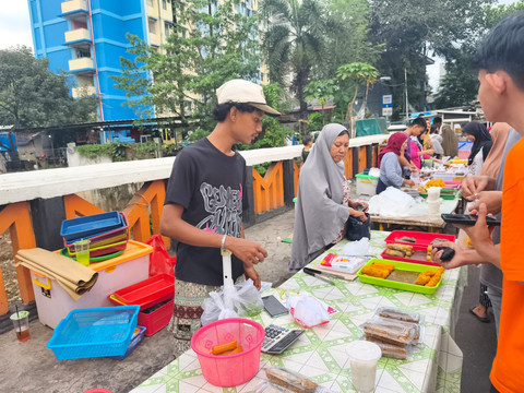 Jojo (24) dan Ibunya, salah satu penjual takjil yang masih berjualan di penghujung Ramadan, saat ditemui di sekitar kawasan Bendungan Hilir, Jakarta Pusat, Jumat (20/3/2026). Foto: Jeni Ritanti/kumparan