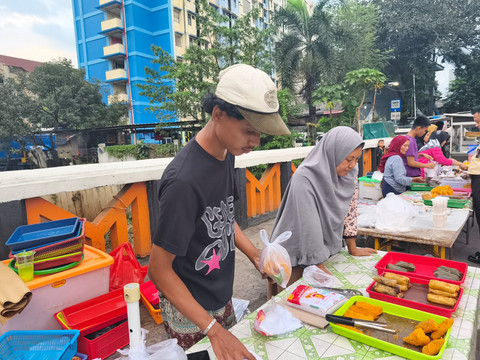 Jojo (24) dan Ibunya, salah satu penjual takjil yang masih berjualan di penghujung Ramadan, saat ditemui di sekitar kawasan Bendungan Hilir, Jakarta Pusat, Jumat (20/3/2026). Foto: Jeni Ritanti/kumparan