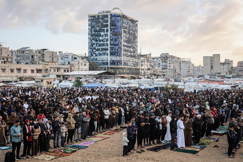 Para jamaah Muslim melaksanakan salat Idul Fitri di Lapangan Al-Saraya, Kota Gaza, Gaza, Jumat (20/3/2026), menandai berakhirnya bulan suci Ramadan. Foto: OMAR AL-QATTAA/AFP