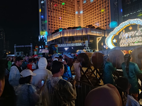 Suasana keramaian malam takbiran di Bundaran Hi, Jakarta, Jumat (20/3).  Foto: Ryan Iqbal/kumparan