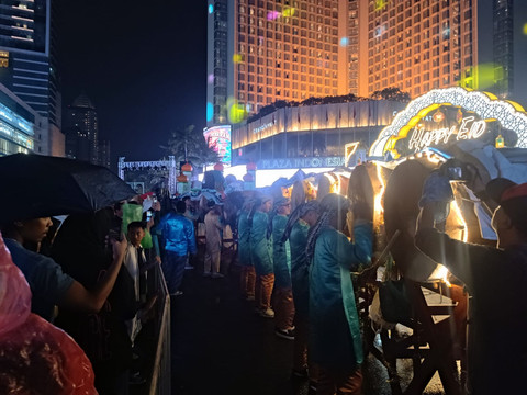Suasana keramaian malam takbiran di Bundaran Hi, Jakarta, Jumat (20/3).  Foto: Ryan Iqbal/kumparan