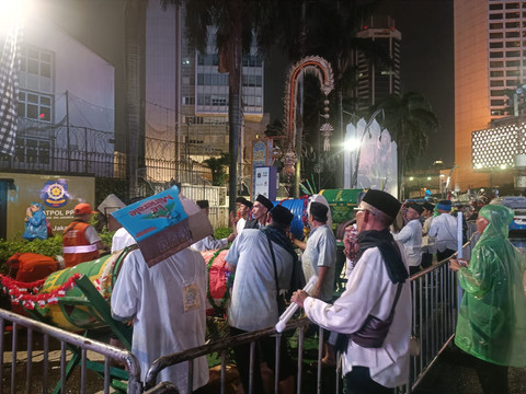 Suasana keramaian malam takbiran di Bundaran Hi, Jakarta, Jumat (20/3).  Foto: Ryan Iqbal/kumparan