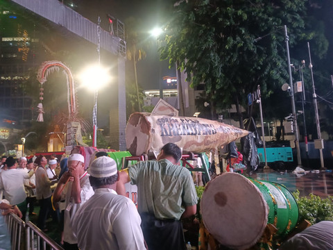 Suasana keramaian malam takbiran di Bundaran Hi, Jakarta, Jumat (20/3).  Foto: Ryan Iqbal/kumparan